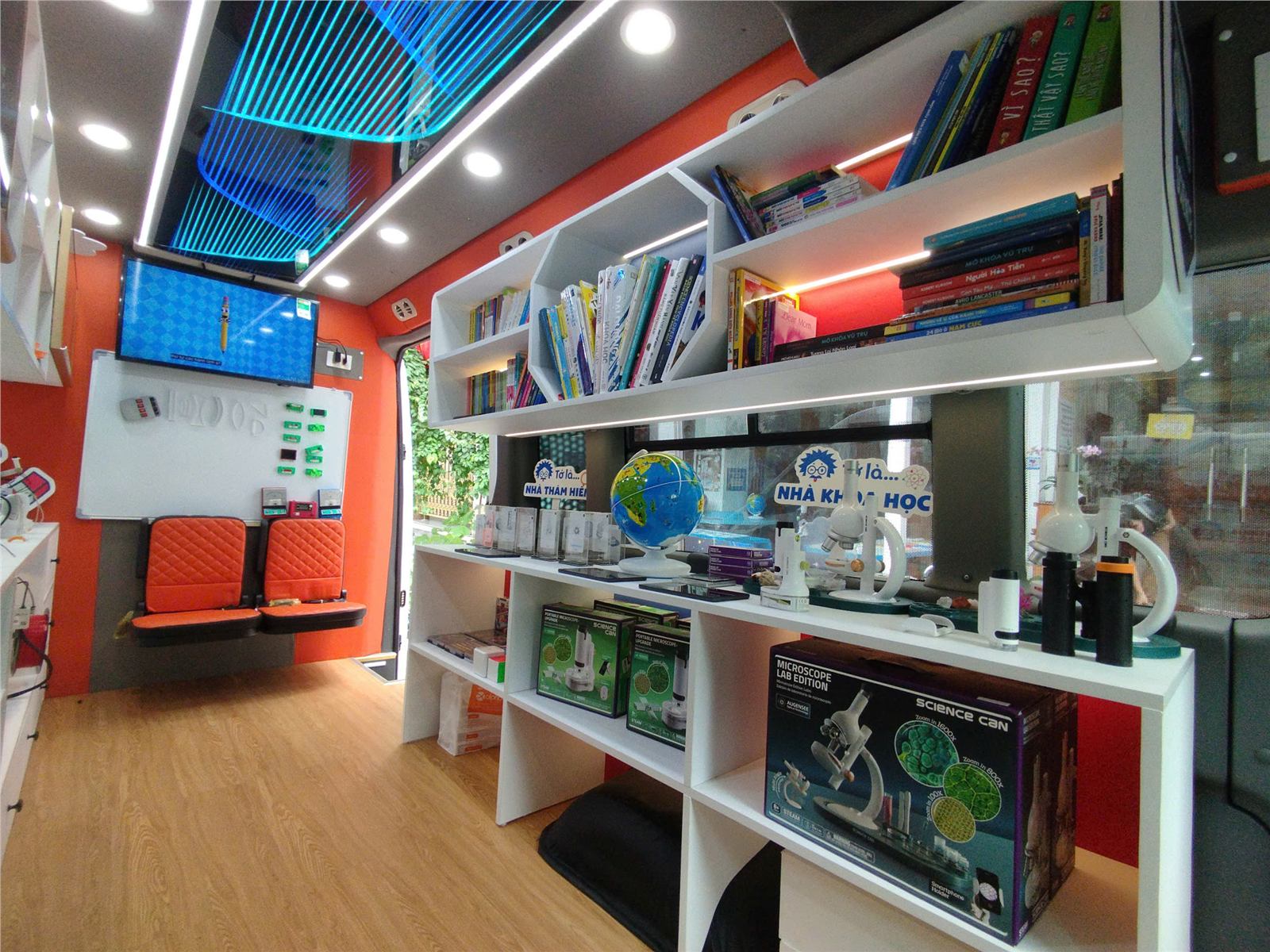 Khoang công nghệ tương lai trong Einstein Bus