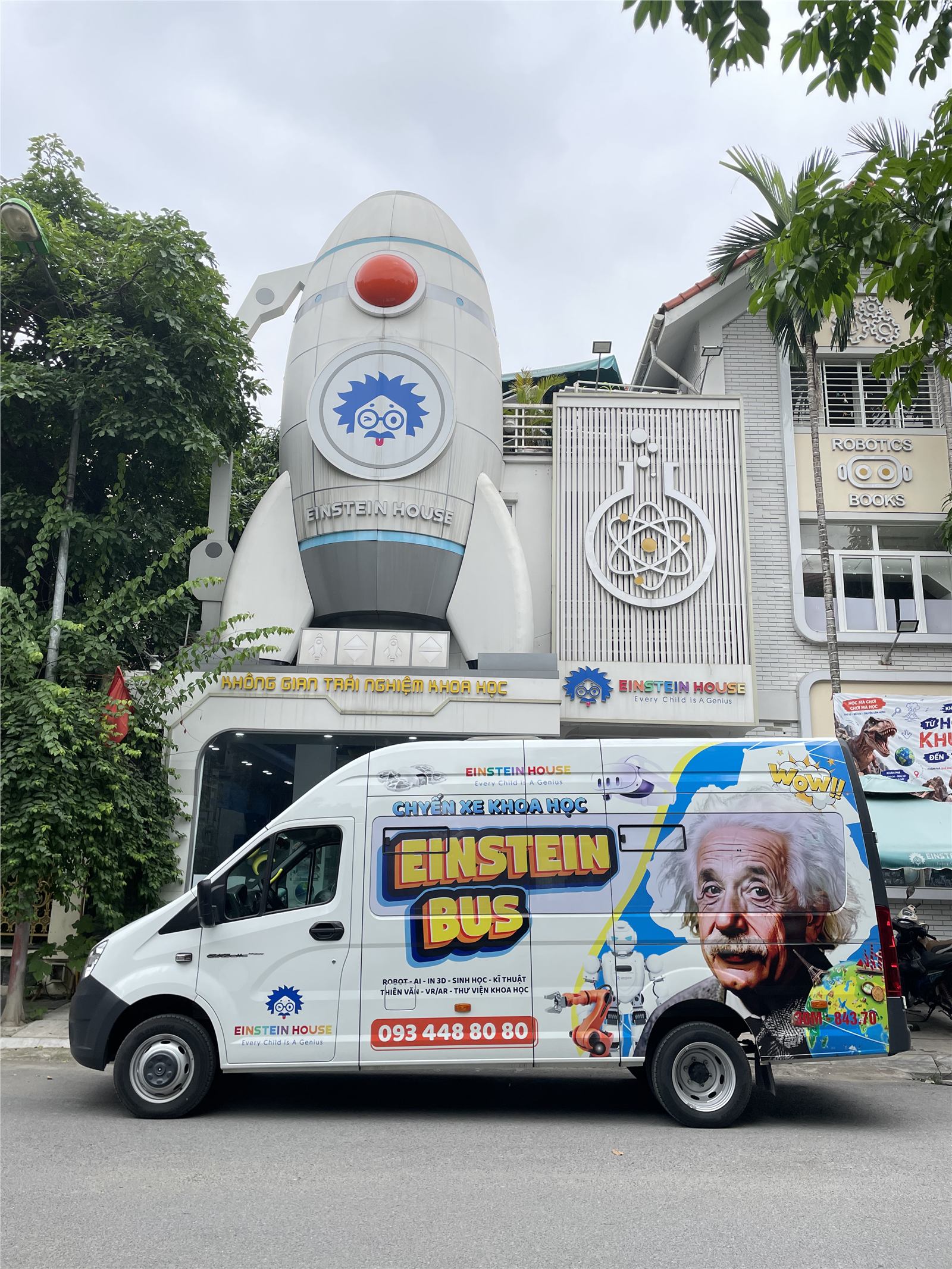 Khoang công nghệ bên trong Einstein Bus
